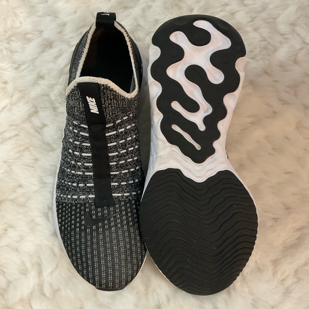 Nike Black and White Knit Sneakers Size US 6 Woman - Picture 3 of 4